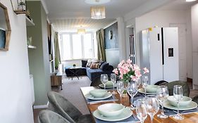Harvard House, Stylish 3 Bedroom House In Solihull 5 Mins To The Nec, Bhx ,Jlr With Free Parking